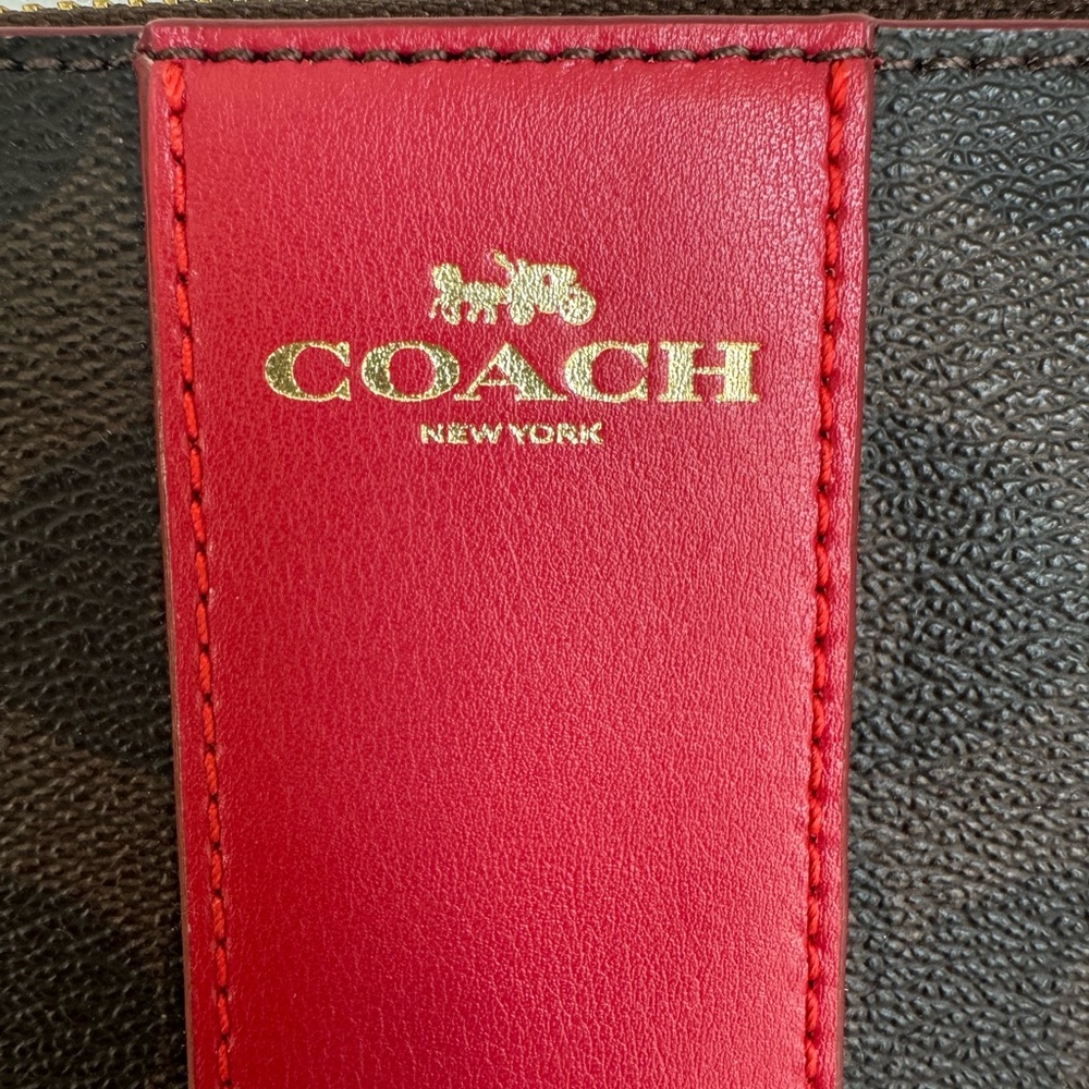 NWOT Coach Wristlet in excellent condition - Picture 3 of 6